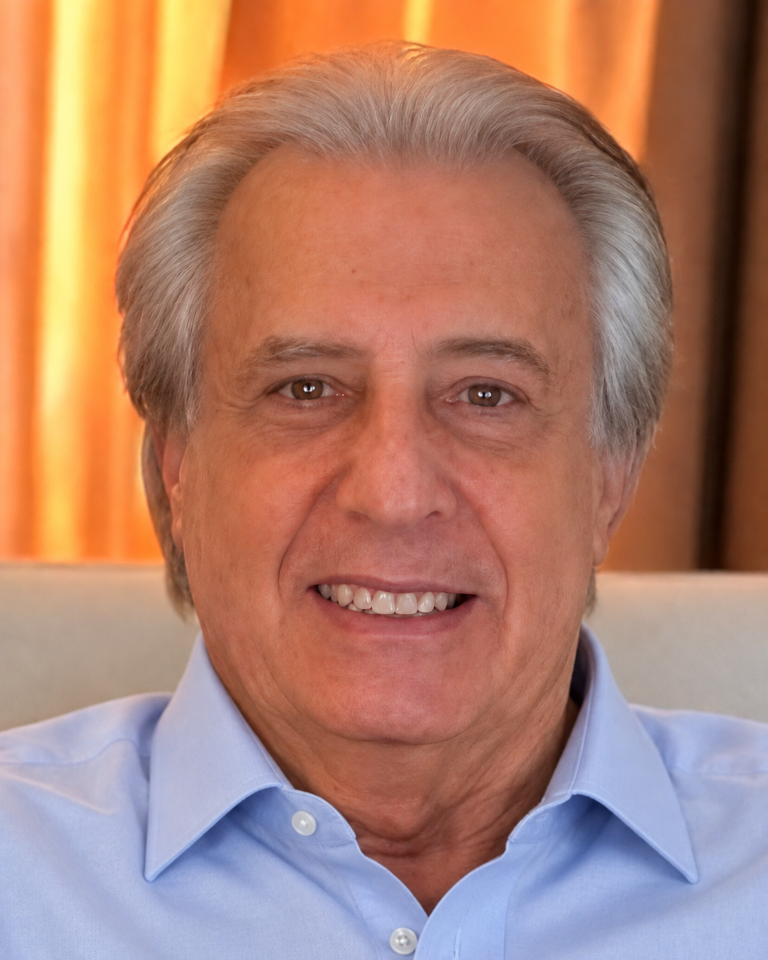 Retrato de Fabio Palmeira com camisa social azul clara